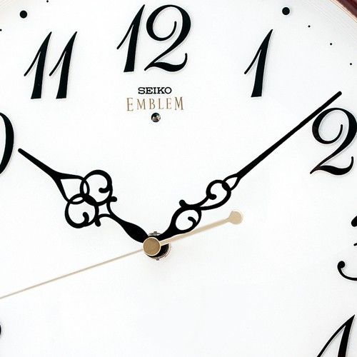エレガントな木製フレームがお洒落です！セイコー掛け時計エンブレム