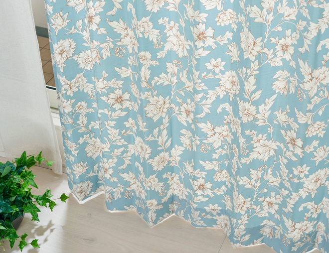 レトロな色合いにクラシックな花柄プリントが映えるカーテン パルテ（D