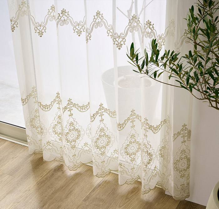 コード刺繍で表現したシャンパンゴールドのダマスク柄 豪華な裾