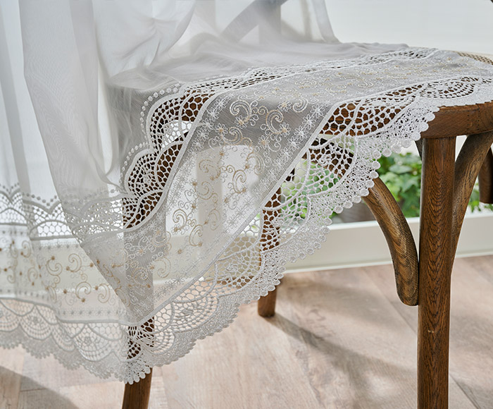 二段の小花刺繍とマクラメレースで繊細な上質さが際立つ可憐なトルコ