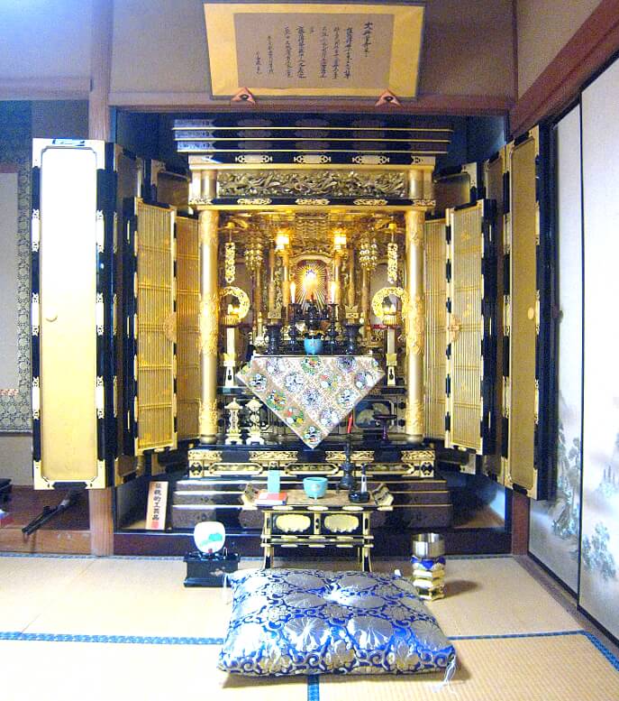 伝統的工芸品の彦根金仏壇が完成。4尺三方開き、浄土真宗本願寺派