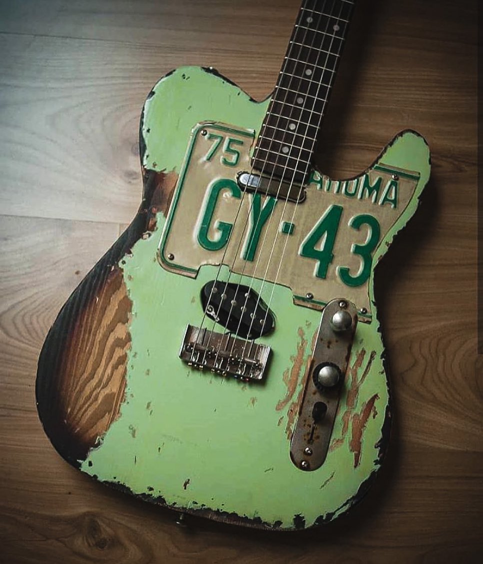 ナンバープレートがピックガードに？ - 40→70 ギターでデビューする！