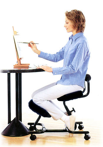 背筋を伸ばし脳の血流を良くするバランス理論に基づくバランスチェア