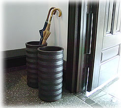 日本製有田焼傘立イワオベセラ