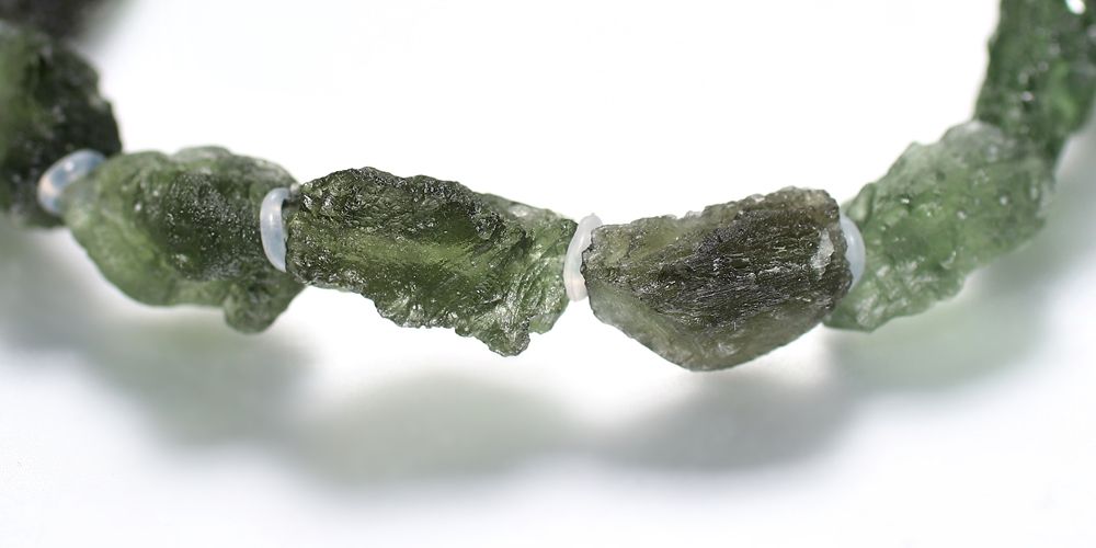 高品質]天然モルダバイトブレスレット/原石ビーズ（約4.4-16.3mm・鑑別