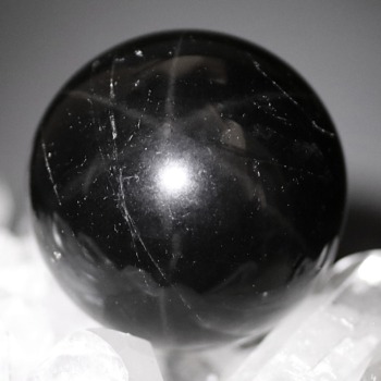 山東省産]モリオン丸玉/天然黒水晶スフィア（直径34.4mm・スター入り黒