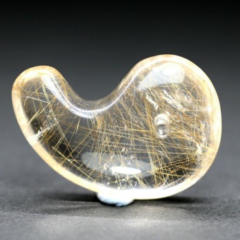 ガネッシュヒマール産]ヒマラヤ水晶勾玉/マガタマ（角閃石内包