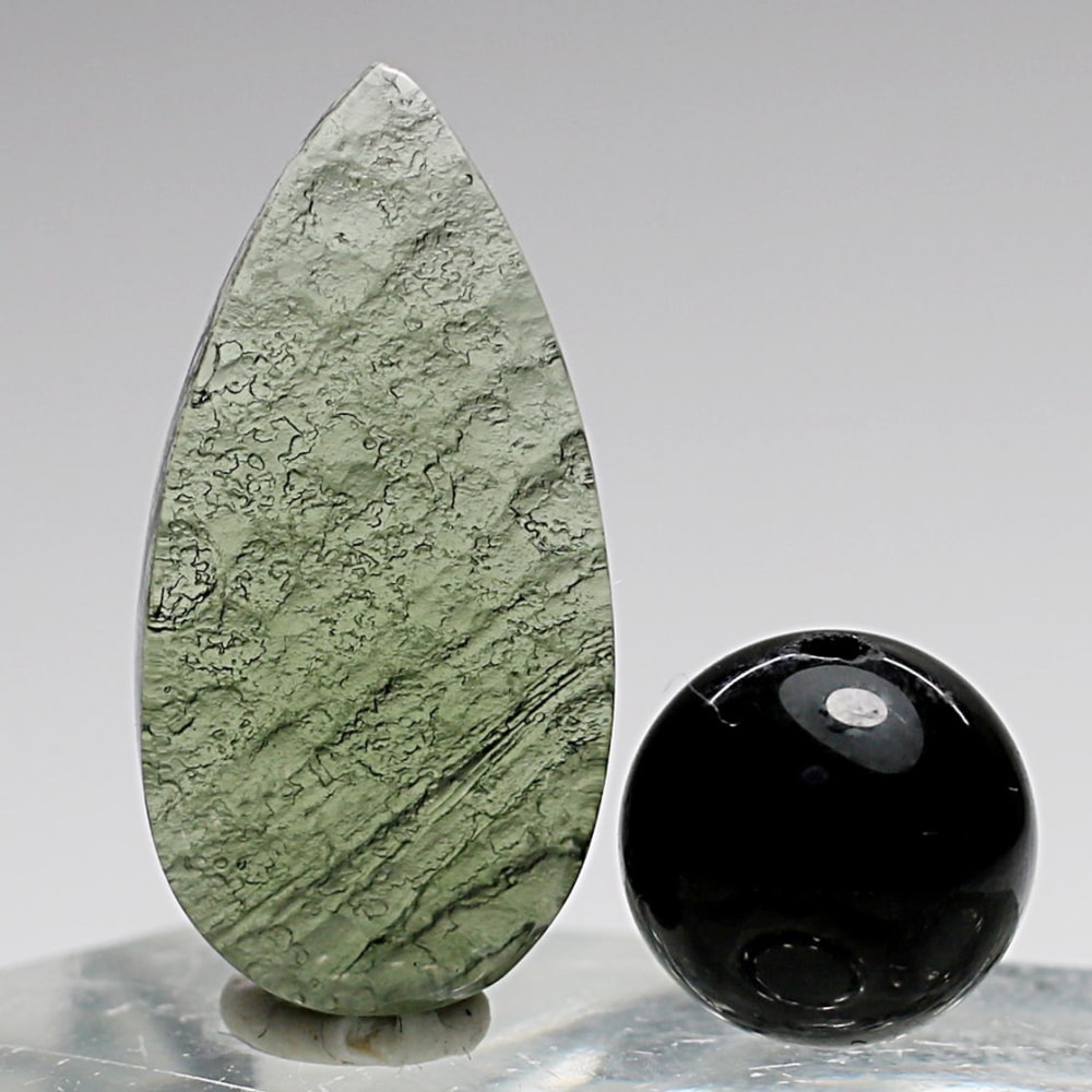 トップクォリティ]天然モルダバイトルース（ティアドロップ表面磨き