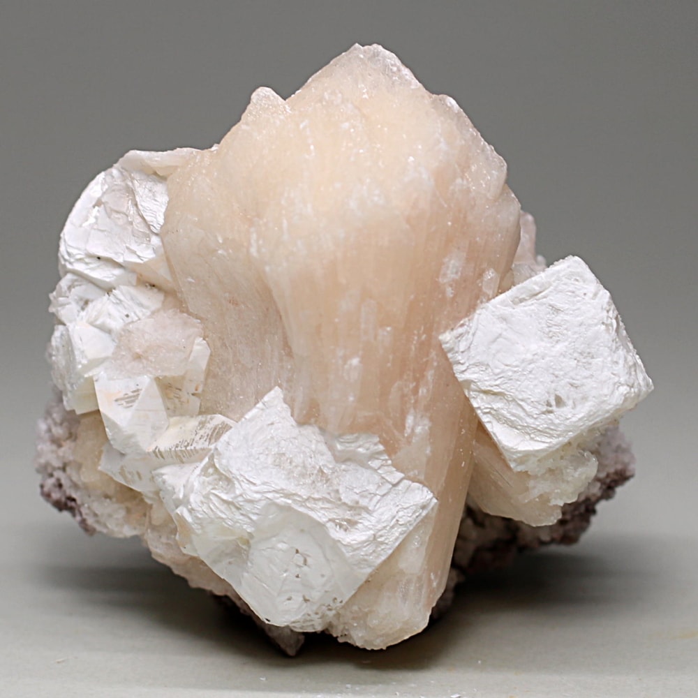 インド/プネー産]変種アポフィライト共生？スティルバイト原石