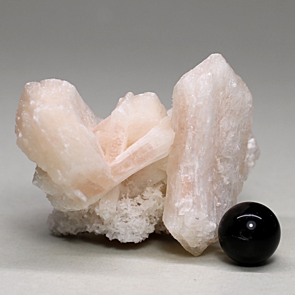 インド/プネー産]変種アポフィライト共生？スティルバイト原石