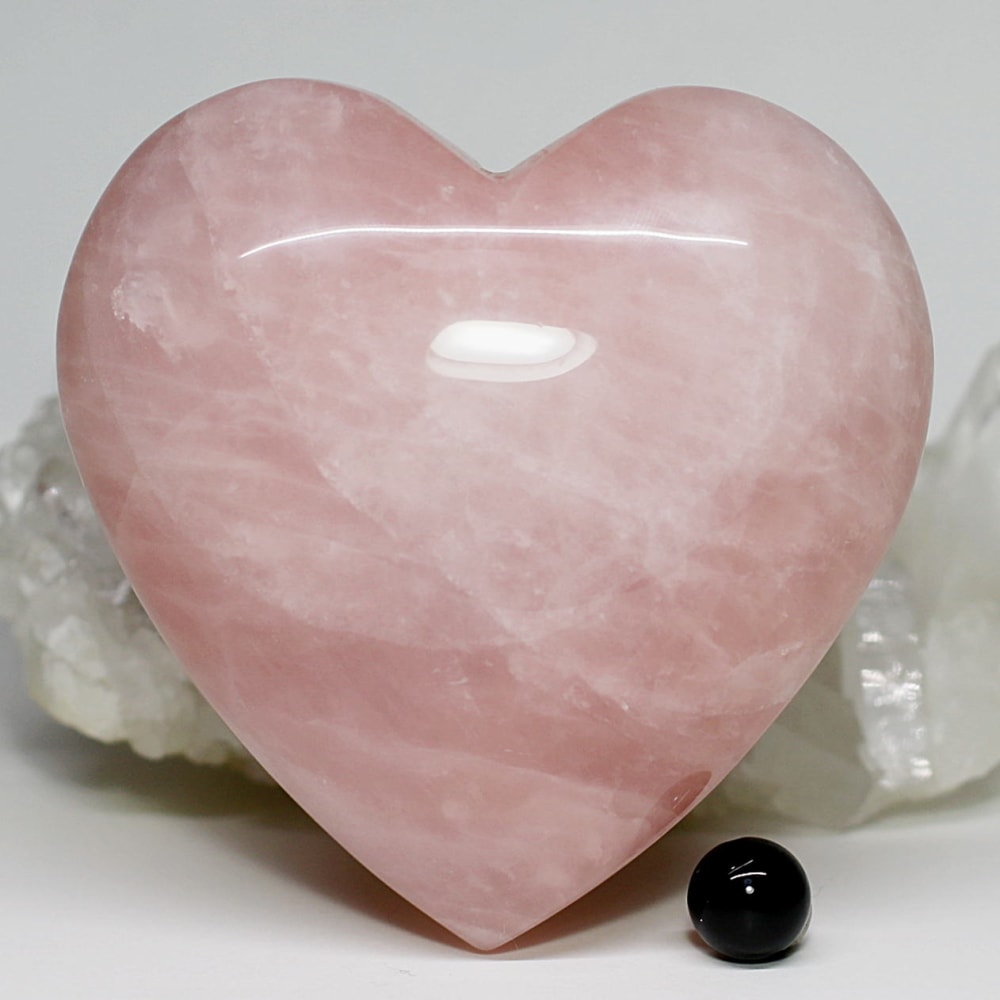 ブラジル産]ローズクォーツハート型磨き石（ハートシェイプオブジェ