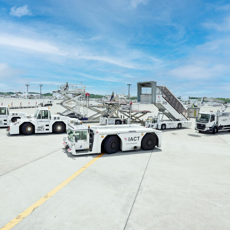 地上支援機材 - 国際空港上屋株式会社