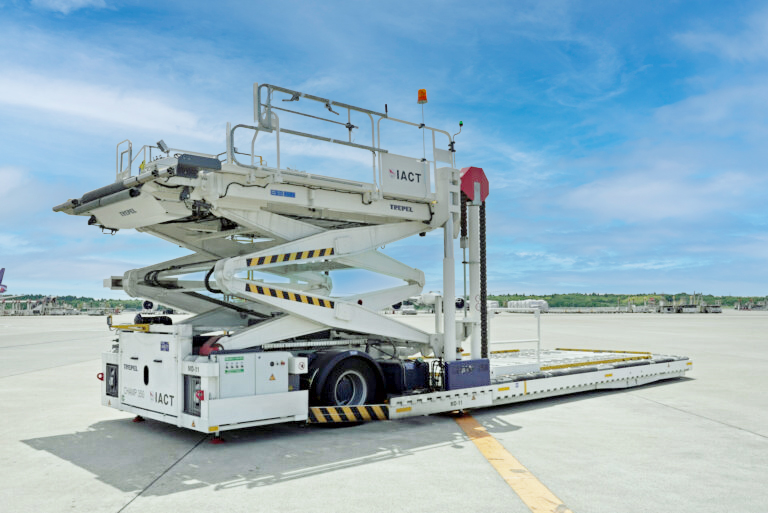 地上支援機材 - 国際空港上屋株式会社