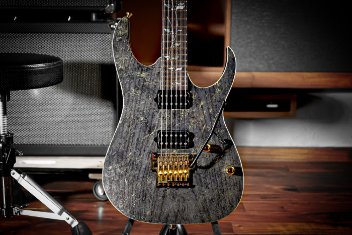 1pcアッシュ・ボディとカスタム・フィニッシュで完成するj.custom