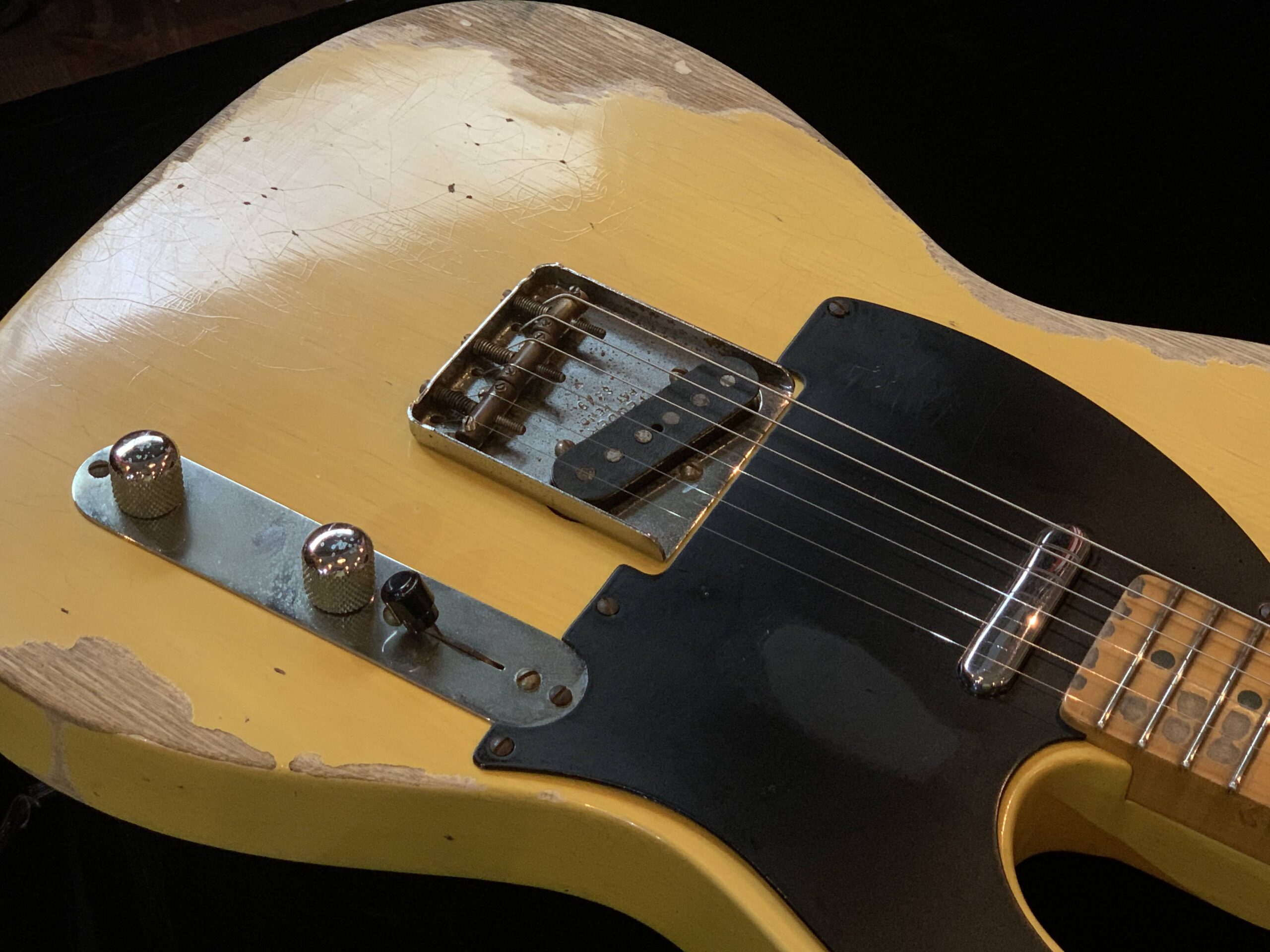 ニトロセルロースラッカー塗装でビンテージ風エレキギターにリメイク！