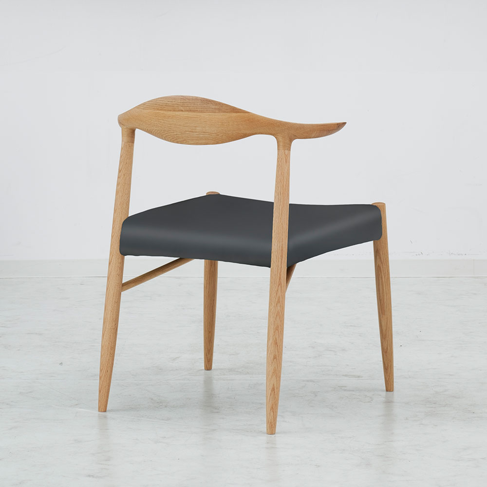 ダイニングチェア「アリ SLC-502 NA」レッドオーク材 座面PVCブラック