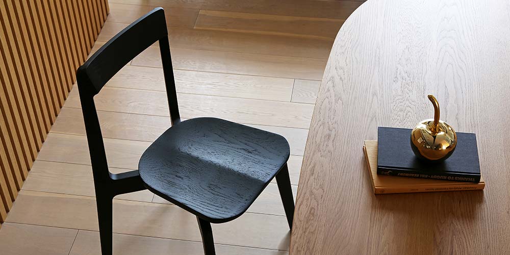 ダイニングチェア「リアルト」板座 ホワイトオーク材 ブラック色【受注