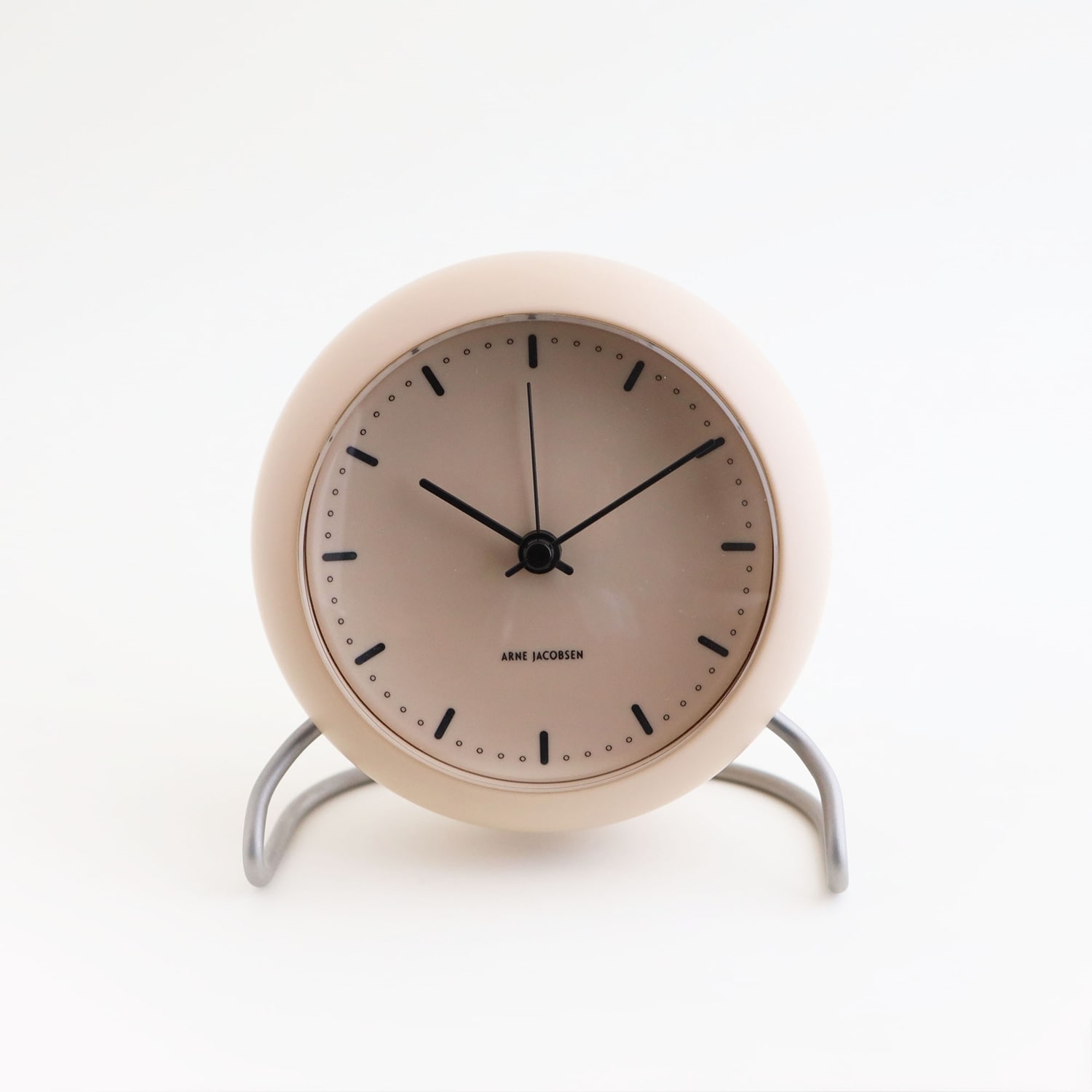 Arne Jacobsen テーブルクロック CITYHALL ベージュ｜時計｜IDEE SHOP