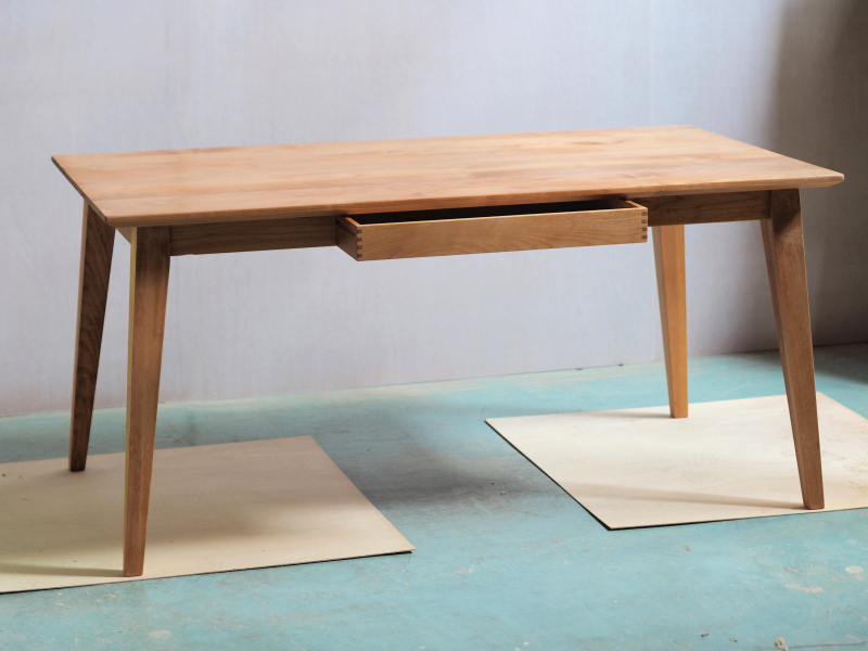 引き出し付きのダイニングテーブル｜ikususu FURNITURE｜無垢材家具