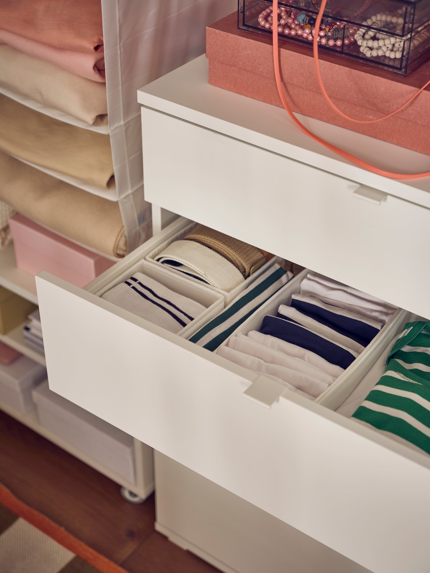 チェストの整理整頓を簡単にする方法 - IKEA