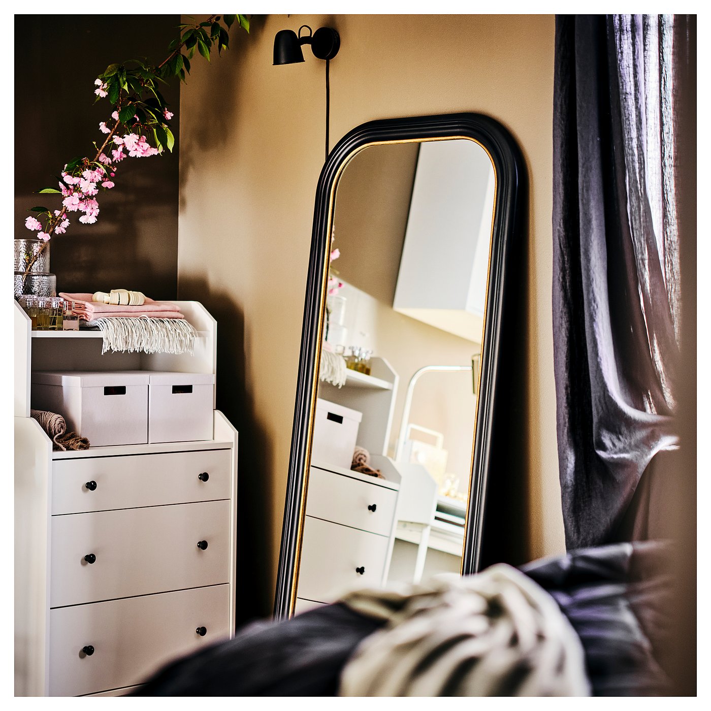 ALMARÖD mirror, black, 291/2x667/8