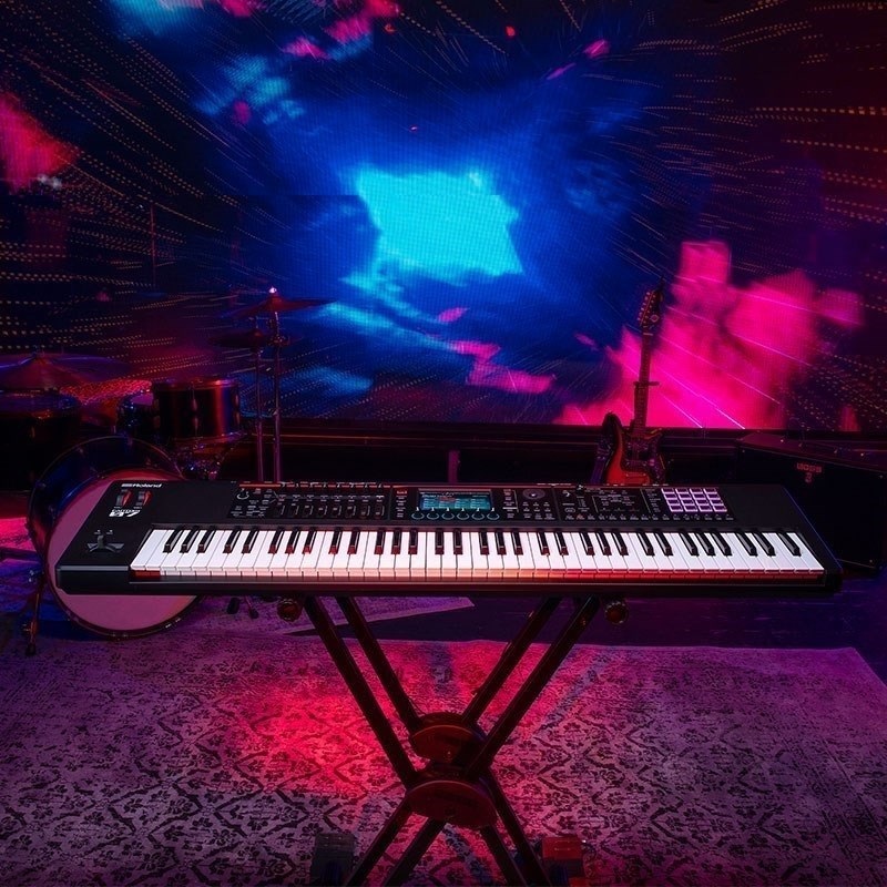 Roland (数量限定・背負える専用ソフトケースつき) FANTOM-06(61鍵盤