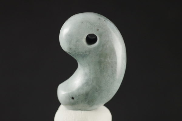 糸魚川産翡翠 特大勾玉 国産翡翠の勾玉販売 天然石・国産原石の専門店