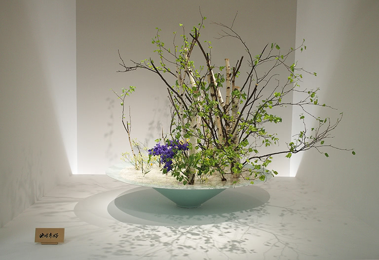 いけばなの根源池坊展 東京花展での次期家元 池坊専好氏の作品にBlue