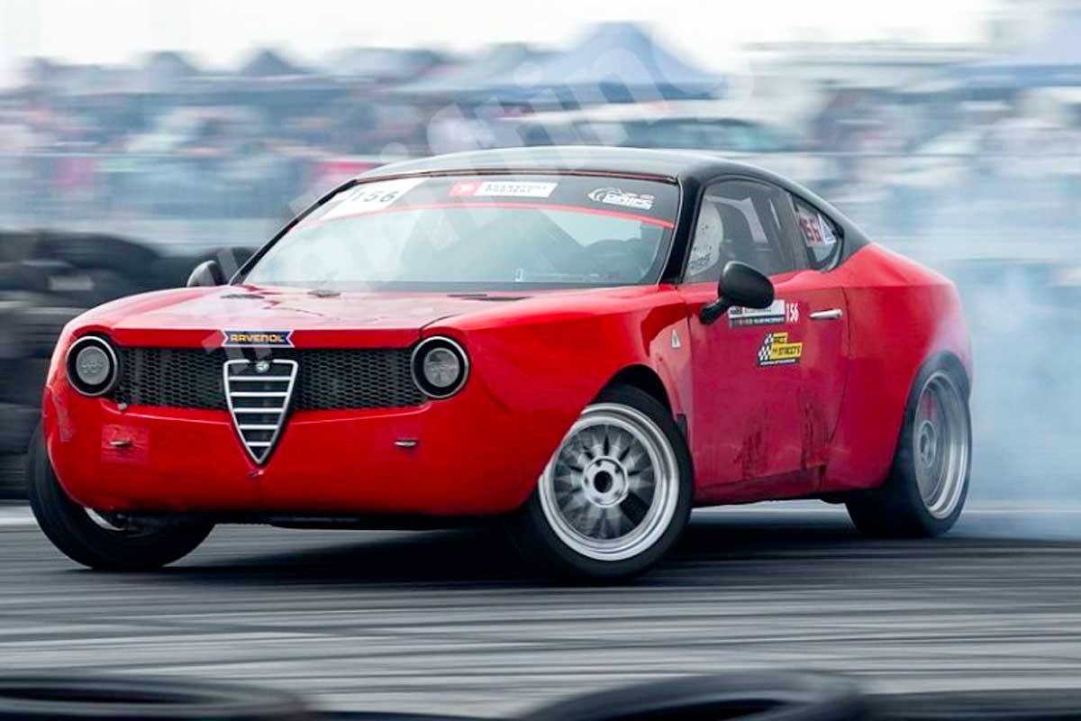 日本車ベース、アルファロメオ・クアドリフォリオV6エンジン、ジュリア