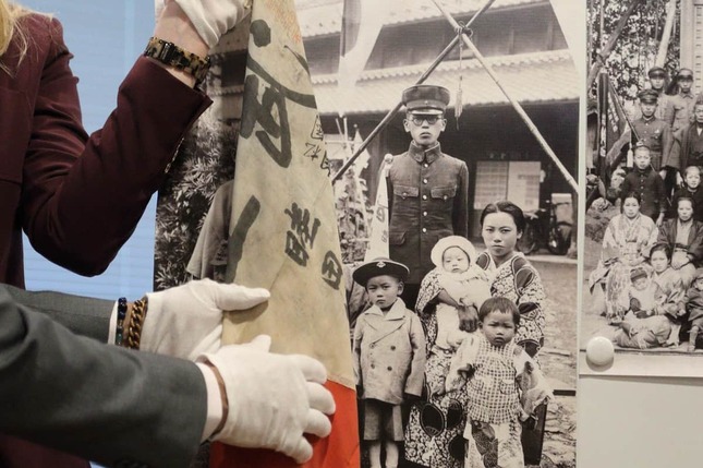 太平洋戦争「寄せ書き日の丸」が米国から遺族の元へ 博物館長「返還