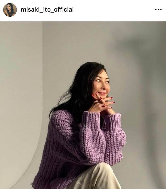 伊東美咲48歳、真っ赤なネイルの両手を顔に添え国宝級の美貌に激震