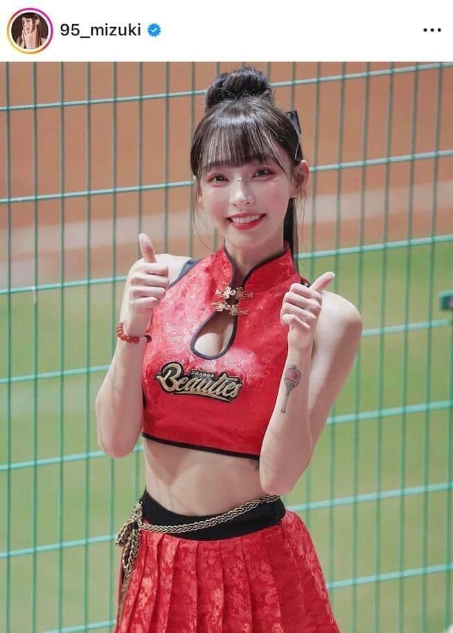 色気がありすぎる！」台湾の人気チア・リンシャン 大胆すぎる背中見せ