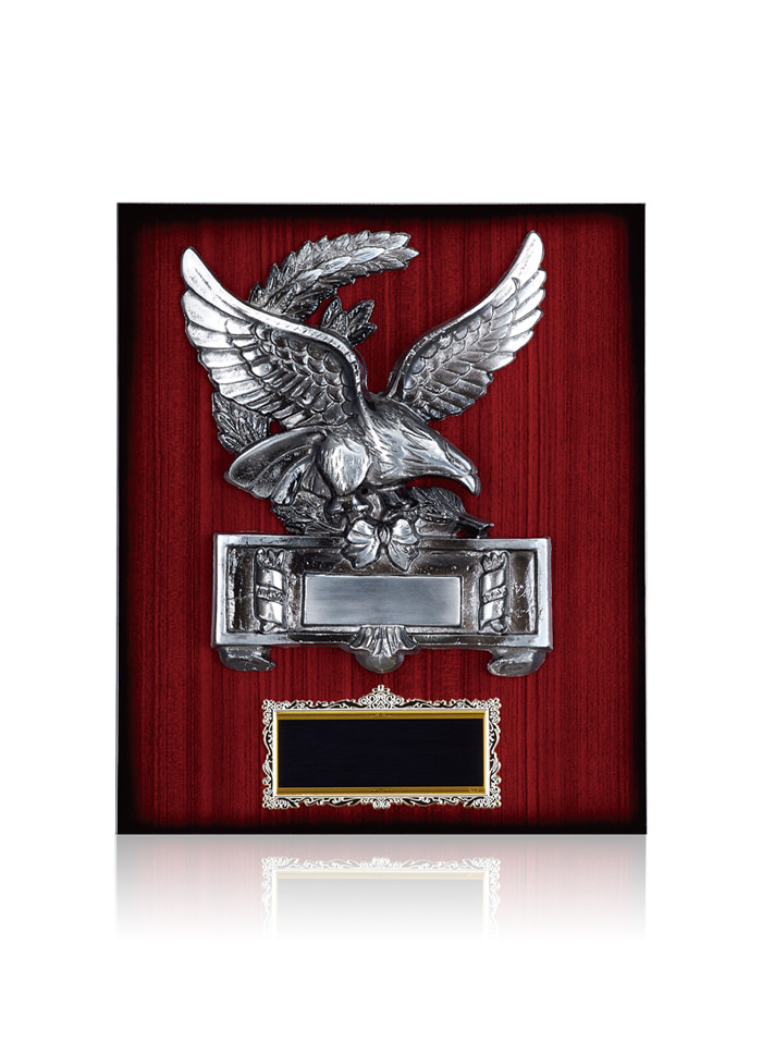 重厚なワシが特徴的な木製表彰楯JAS-P-624｜ジョイタス