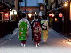 祇園『花見小路』で！本当の舞妓さんの見分け方…/京都・祇園の真ん中