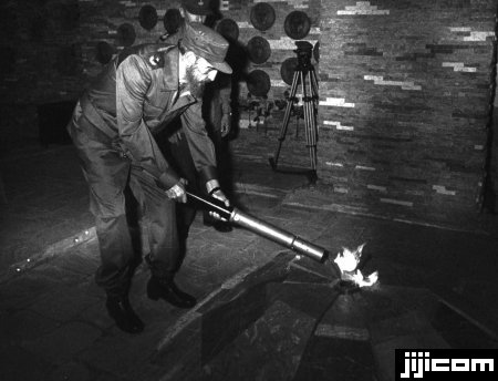 チェ・ゲバラの霊廟（れいびょう）で…：若き日のフィデル・カストロ氏