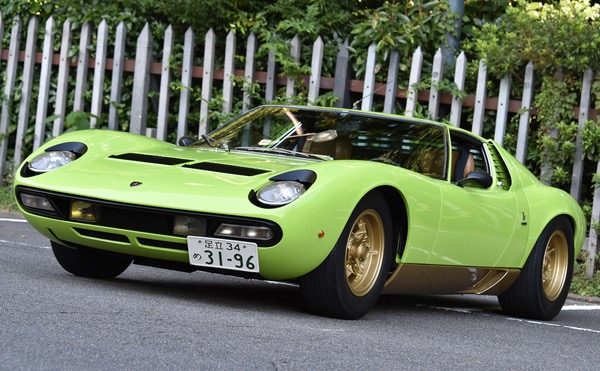 ライムグリーンとゴールドに塗ら…：新旧ランボルギーニが都内に大集結