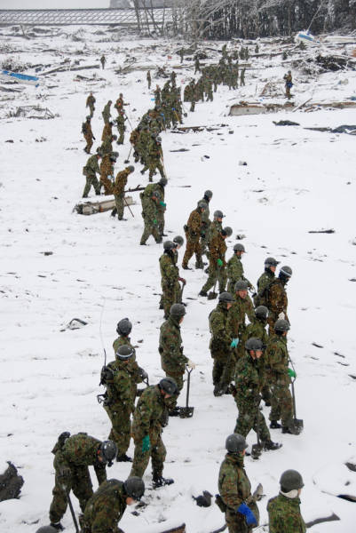 東日本大震災で災害派遣活動を行う陸上…：東日本大震災 自衛隊の活動