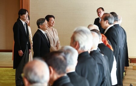 両陛下、文化勲章受章者ら招き茶会：時事ドットコム