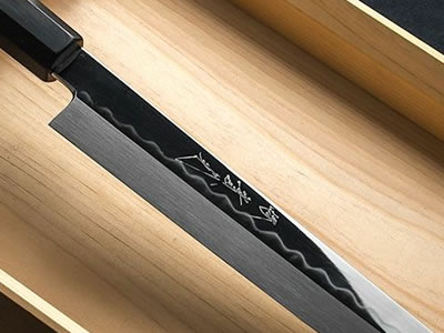 本焼包丁の紋模様を波を表現した本焼の「波浮」シリーズ