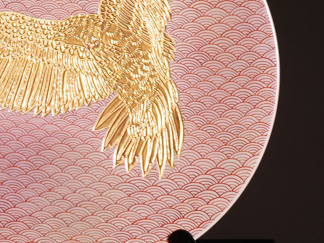 有田焼】飾り絵皿（大）染錦金彩鷹図 - JTOPIA