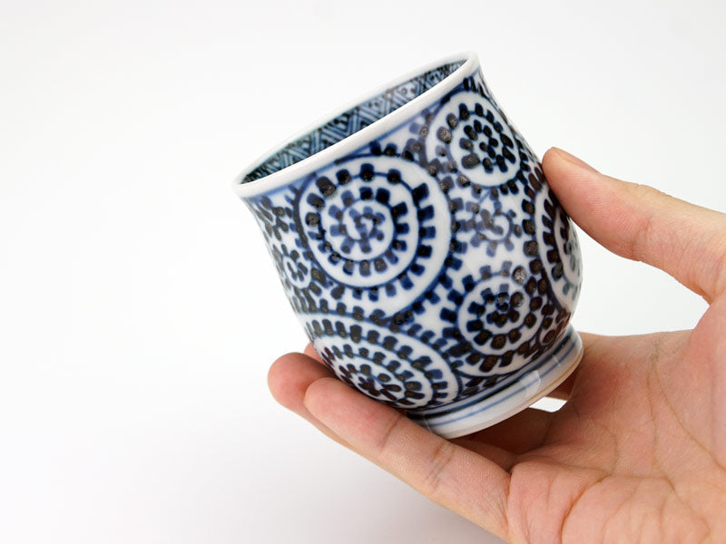 有田焼】睦揃（夫婦茶碗セット）染付蛸唐草格子紋図