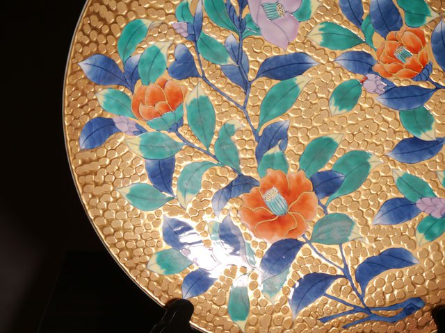 有田焼飾り大絵皿 まばゆい黄金に描かれた椿 - JTOPIA