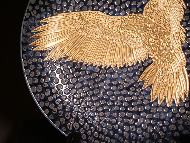 有田焼】飾り絵皿（大）天目金彩鷹図 - JTOPIA