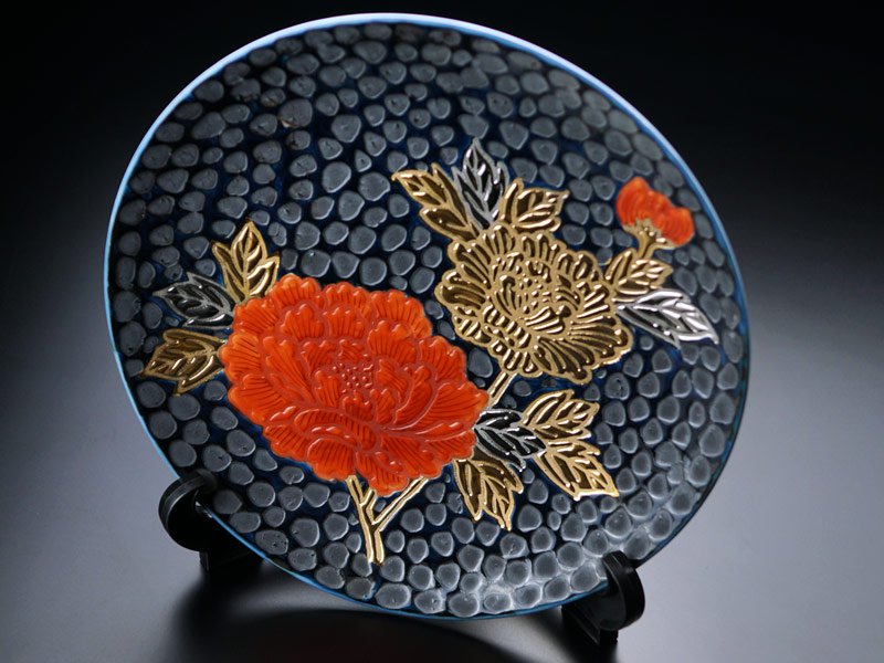 有田焼】飾り絵皿（大）天目金彩・白金彩牡丹図 - JTOPIA