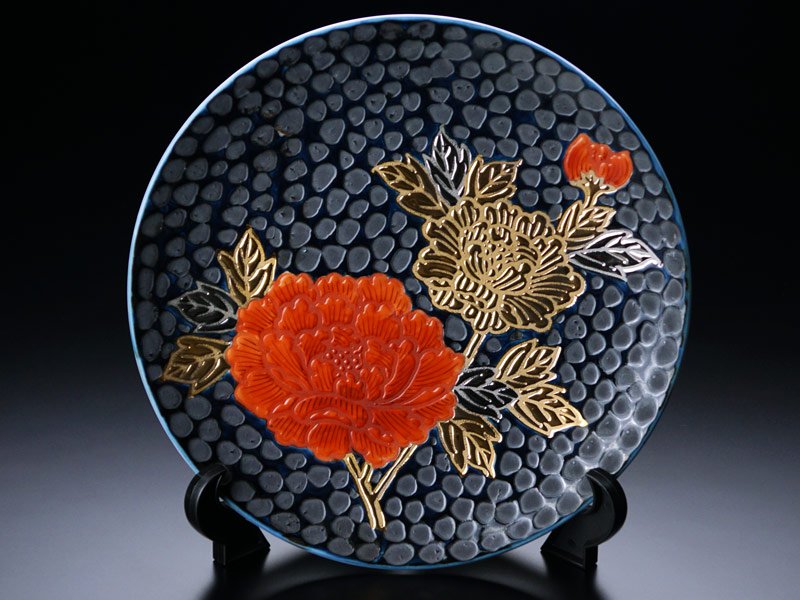 有田焼】飾り絵皿（大）天目金彩・白金彩牡丹図 - JTOPIA