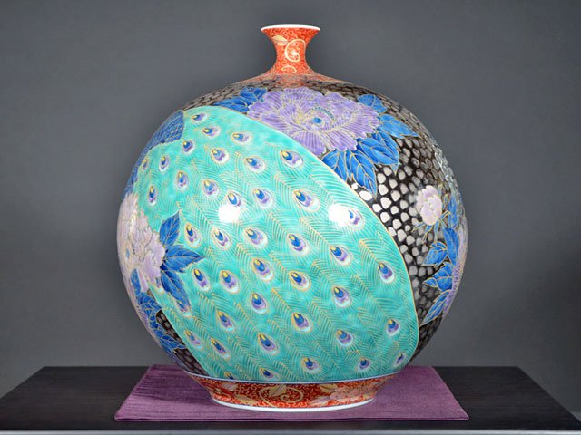 有田焼】飾り花瓶 染錦白金彩牡丹孔雀図 - JTOPIA