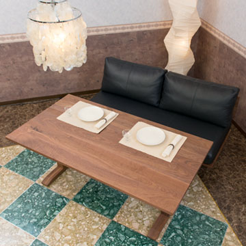 ソファで食事を楽しむLDセット MasterWal(アカセ木工）：RITZ SOFA