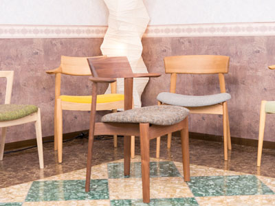 日進木工 新作・Sofセミアームチェアと座り比べ Sof SWC-833 / WHITE