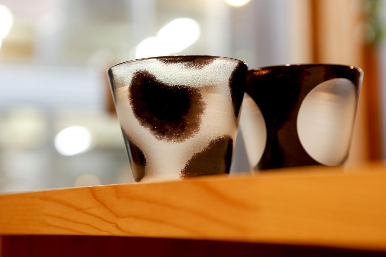 伝統工芸が受け継がれる古都で、アートを経てたどりついたガラスの器