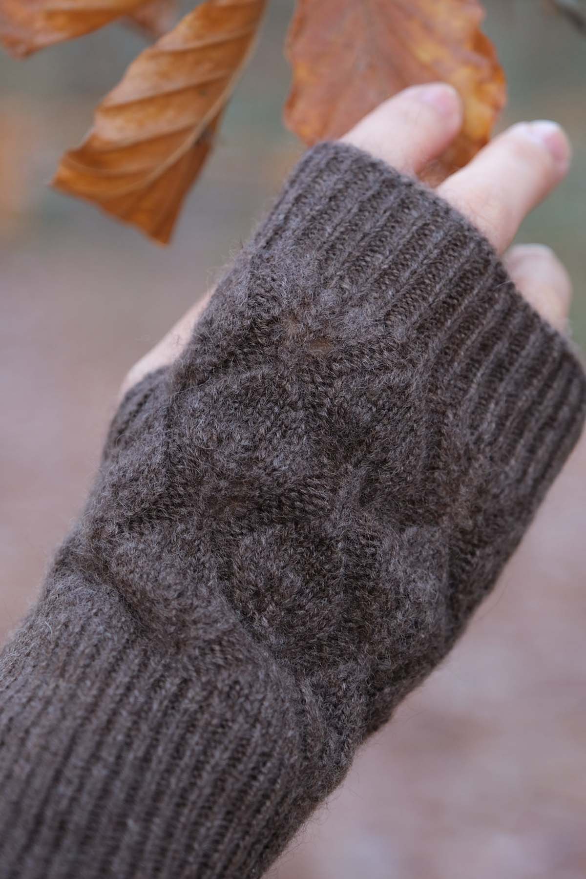 Leaf Knit Cashmere Fingerless Arm Warmer Chocolate Brown • Oats & Rice